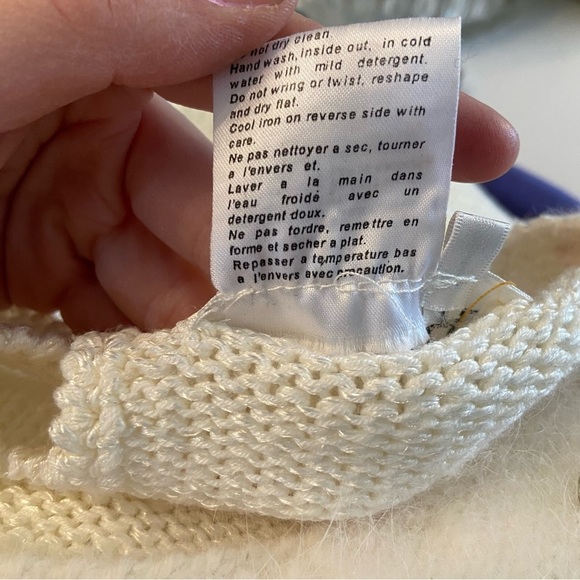 Vintage Franco Valeri women’s white embellished sweater in size x-large - Picture 8 of 8